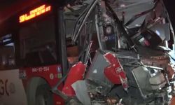 Otobüs üst geçit asansörüne çarptı: 24 yaralı
