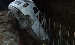 Pervari'de kaza: Otomobil çukurda dik kaldı, 2 yaralı