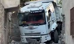Freni boşalan kamyon mahalleye girdi