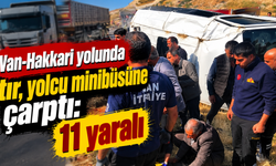 Van-Hakkari yolunda tır, yolcu minibüsüne çarptı: 11 yaralı