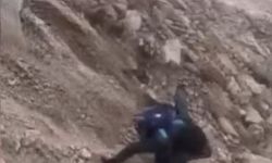 Zirve tırmanışında büyük tehlike! Dağcılar kaya parçalarının altında kalıyordu