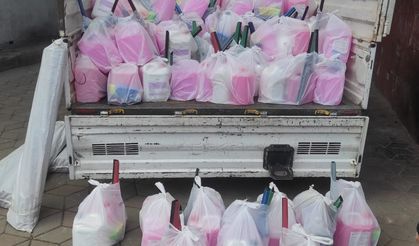 Eğil Belediyesi bayram öncesi temizlik ürünleri dağıttı