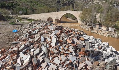 Diyarbakır’ın tarihi köprüsüne kaçak hafriyat rezaleti!