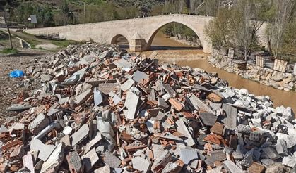 Tarihi Haburman Köprüsü'nün ihtişamı hafriyat altında kayboluyor