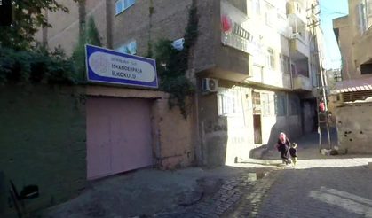 Sur’da ağır hasarlı bina okulun güvenliğini tehdit ediyor