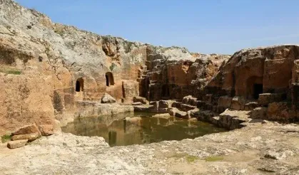 Taşlara kazınan sırlar: Hilar Mağaraları'nın gizemli kabartmaları