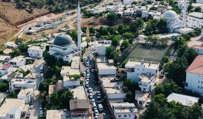 Bayram günlerinde Eğil yolu trafiğe kapandı, araçlar tıkandı