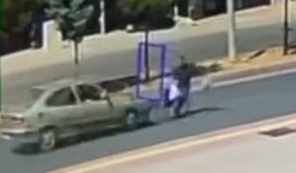 Silvan’da karşıya geçerken otomobil çarptı: o anlar kamerada