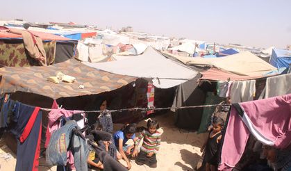 Çocuklar çadırlarda sıcaktan bayılıyor: Gökyüzü yakıyor, yeryüzü susuyor