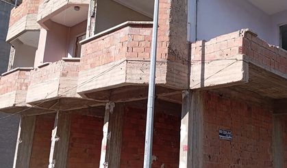 Orta hasarlı binaların yıkımı sürüyor