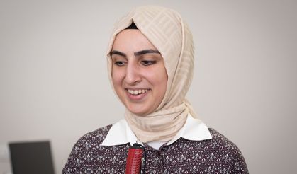 Görme engelli hukukçu, başarılarıyla ilham oluyor ve sosyal medyada önyargıları yıkıyor