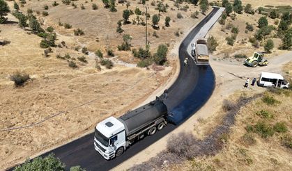 Kavurucu sıcakta köy yollarını asfaltlıyorlar