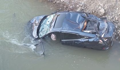 Bingöl’de araç Peri Çayına düştü: 2 yaralı