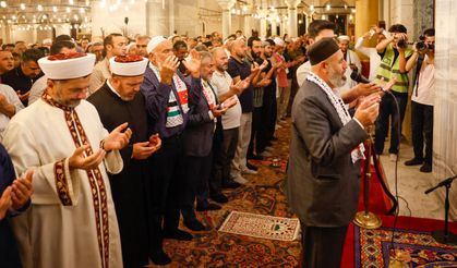 Binler Gazze için duaya durdu