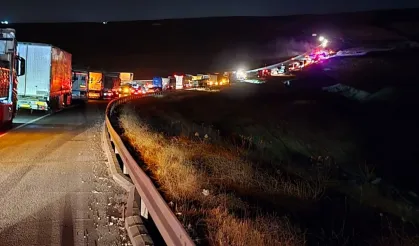 Yüksekova-Van kara yolunda TIR ile ticari araç çarpıştı: 3 ölü, 6 yaralı