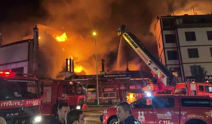 Erzurum'da restoranda çıkan yangın yandaki binaların çatısına sıçradı