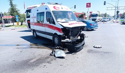 Kaza ihbarına giden ambulans kaza yaptı