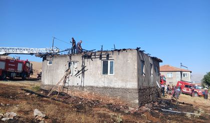 Malatya'da çatı yangını panikletti