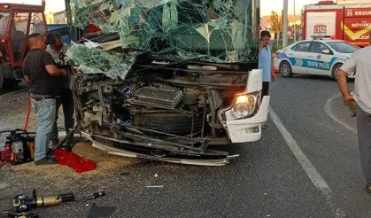Yolcu otobüsü ile traktör çarpıştı! 8 yaralı