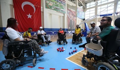 Yanlış iğne yüzünden çocukken engelli kalan kadın, boccia ile yaşama tutundu