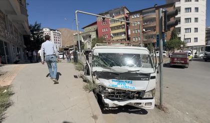 Hakkari'de freni boşalan çekici, 6 araca çarparak durabildi!