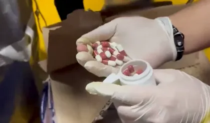 Mide ve çantalarından 1 kilo 120 gram metamfetamin çıktı