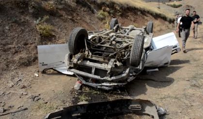 Pikap şarampole devrildi: 2 ölü, 1 yaralı