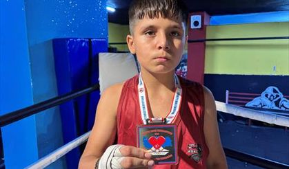 "Uslu dursun" diye boksa yönlendirilen Muhammed, altın madalyayla döndü