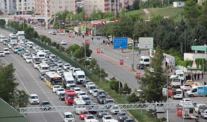 Dikkat dağıtan alışkanlıklar trafikte kazalara davetiye çıkarıyor