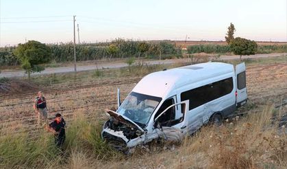 Kilis’te minibüs ile otomobil çarpıştı: 12 yaralı