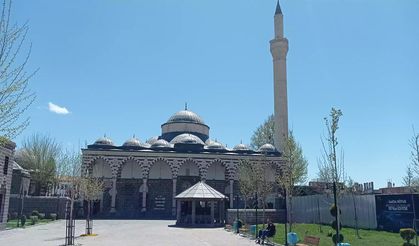 Diyarbakır'da bir dönem yakılan ve kurşunlanan cami zamana direniyor