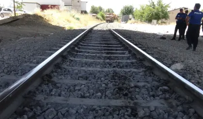 Muş'ta tren öğrenci servisine çarptı: 17 yaralı
