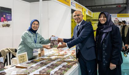 Er, kitap fuarında yazarlarla bir araya geldi