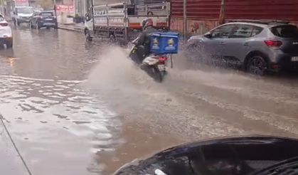 Kısa süreli yağış Batman'da sokakları göle çevirdi