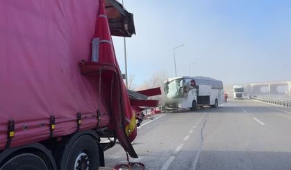 Van seferi yapan otobüs TIR ile çarpıştı: 11 yaralı