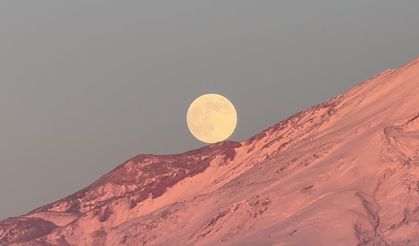 Ağrı Dağı'nın dolunayla kartpostallık görüntüleri