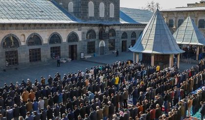 Cuma hutbesi: "Kimliğimiz geleceğimizdir"