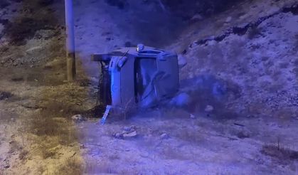 Erzurum’da kayganlaşan yolda otomobil devrildi