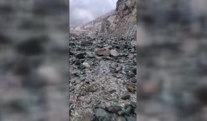 Hakkari'de heyelan nedeniyle kapanan yol açıldı