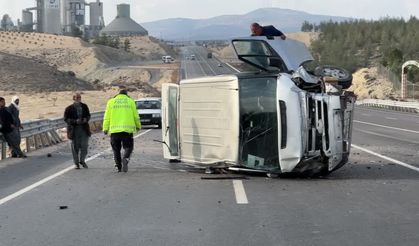 Kilis'te minibüs ile otomobil çarpıştı: 3 yaralı
