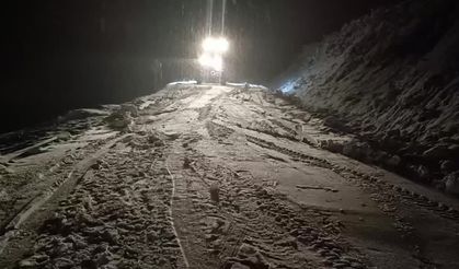 Muş’ta kara saplanan araçlardaki 10 kişi kurtarıldı