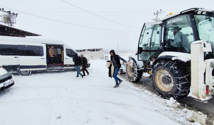 Hazro'da kar nedeniyle yolu kapanan diyaliz hastası hastaneye ulaştırıldı