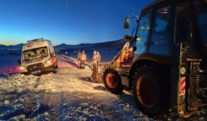 Hazro’da hasta almaya giden ambulans şarampole devrildi