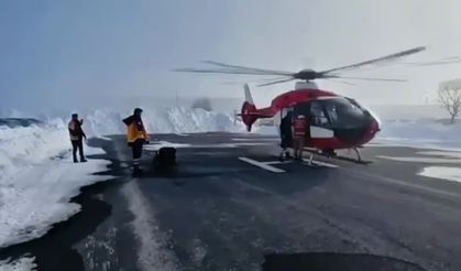 Bitlis'te kapanan köy yolunda ambulans helikopter seferber oldu