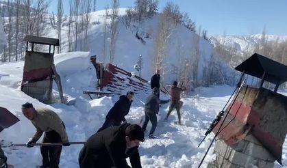Bitlis’te kar kalınlığı 1 metreyi buldu, Evin çatısı çöktü