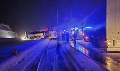 Diyarbakır yolcu otobüsü TIR'a çarptı: Yaralılar var
