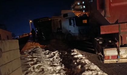 Diyarbakır'da 3 tır ile bir otomobil çarpıştı