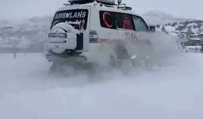 Diyarbakır'da ambulans kara saplandı, Köylüler traktörle kurtardı