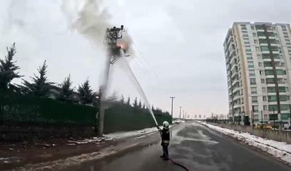 Diyarbakır'da elektrik direğindeki yangına müdahale, itfaiye erinin gözünden kayda alındı