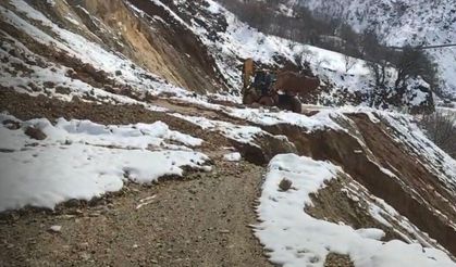 Çüngüş'te heyelan sonucu kapanan yol ulaşıma açıldı
